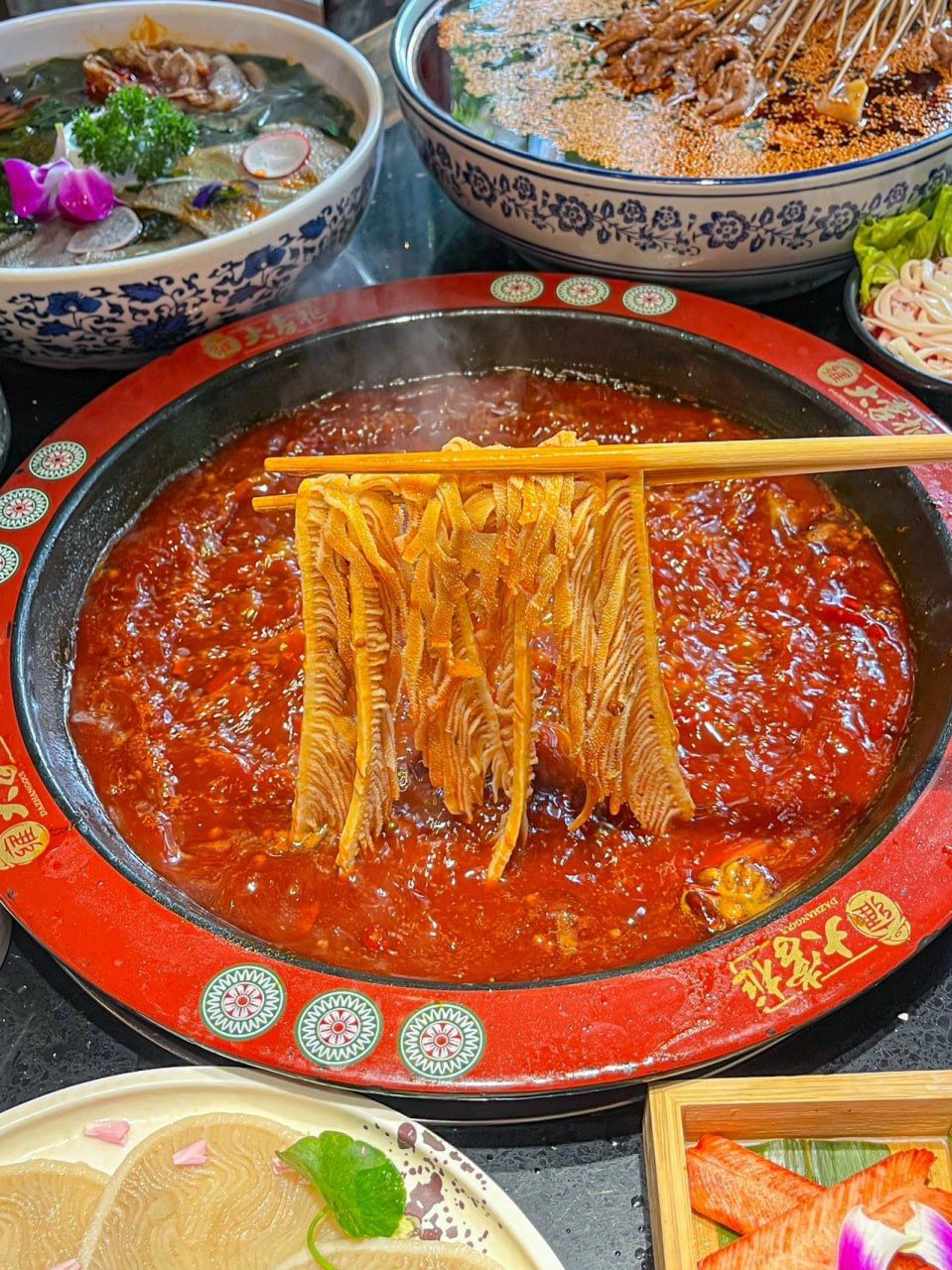 火锅 钵钵鸡 红油浸入了菜品里,菌肝,牛