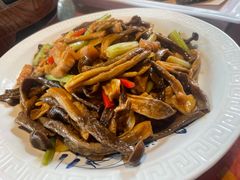 鹿茸菇炒花肉-阿谋美食·广西菜