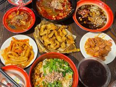-爆炸头阿姨小四川正宗川味小吃(无任何分店)