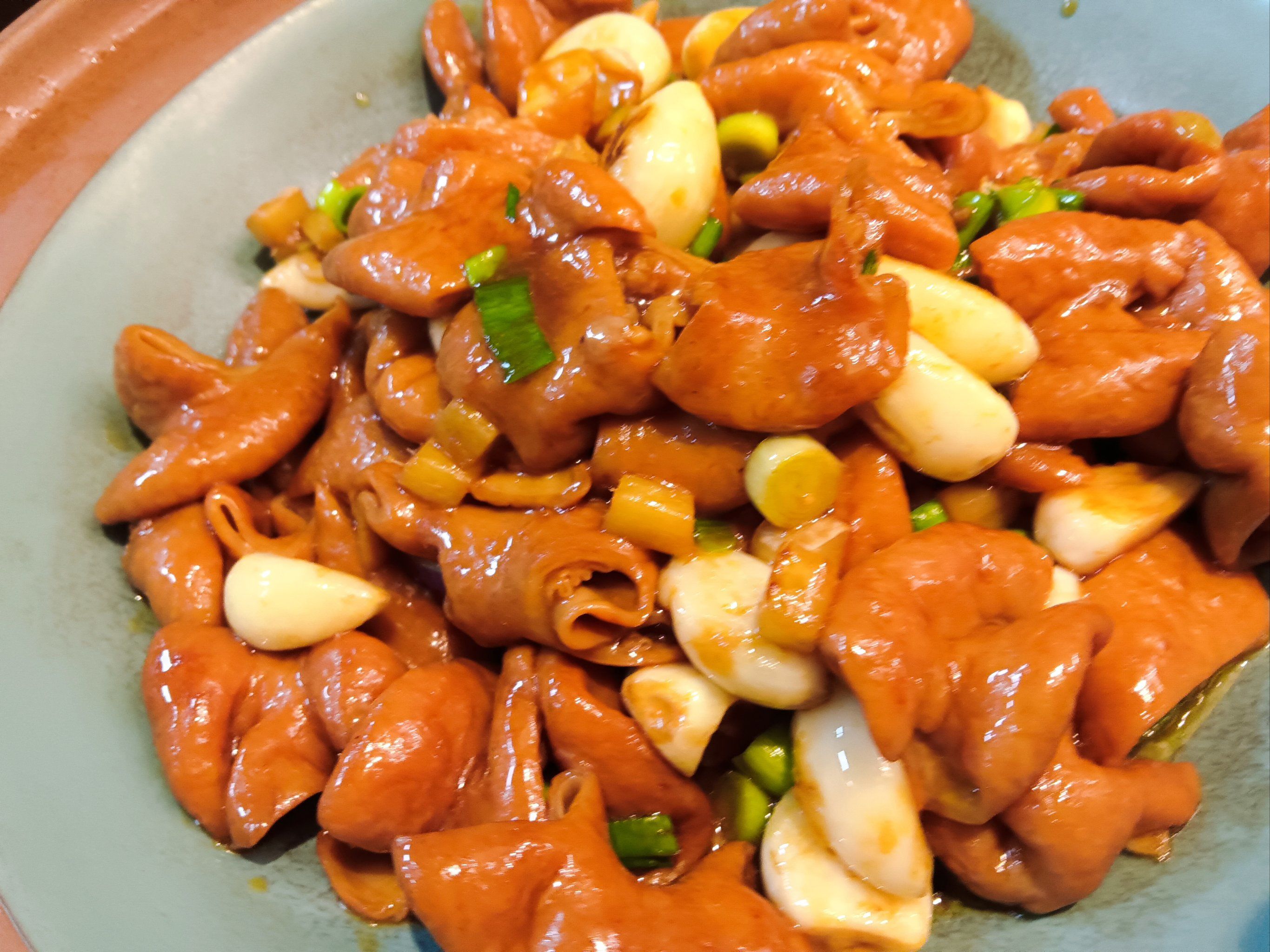 红烧肥肠,尽管其食材独特,风味小众,但对