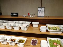 自助调料区-日进一片海.生腌海鲜火锅.宵夜烧烤(三里屯总店)