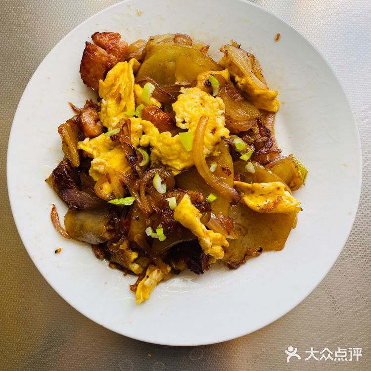 今天做了一道炒土豆洋葱🧅午餐肉，味道还是不错的哦