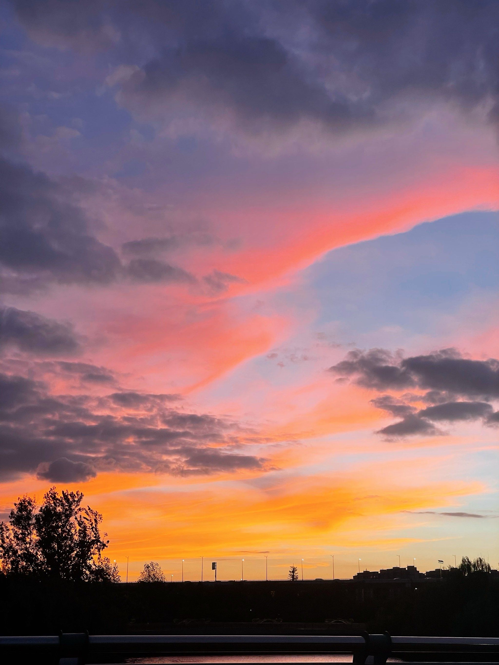 晚霞染红了天空