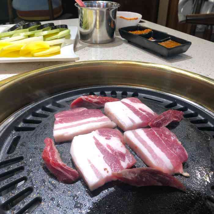 本味烤肉-"刚开业时去的,人有点多,感觉服务员忙不过.