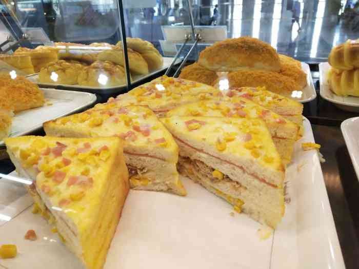 阿芒迪娜烘焙生活馆(火车站店)-"绵阳火车站小得可怜……里面能有家