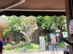 -Chom Cafe and Restaurant