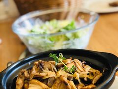 橄榄油大蒜炒杂菌-普兰达德国餐厅·德式脆皮烤猪肘·自酿啤酒(观唐店)