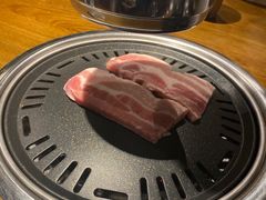 厚切猪肉-·缸桶屋·韩式牛肋条自助烤肉(西湖D11店)