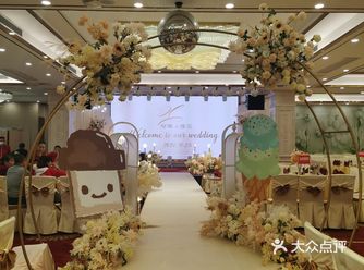 婚宴在二楼宴会厅举行,设有迎宾区,留影区