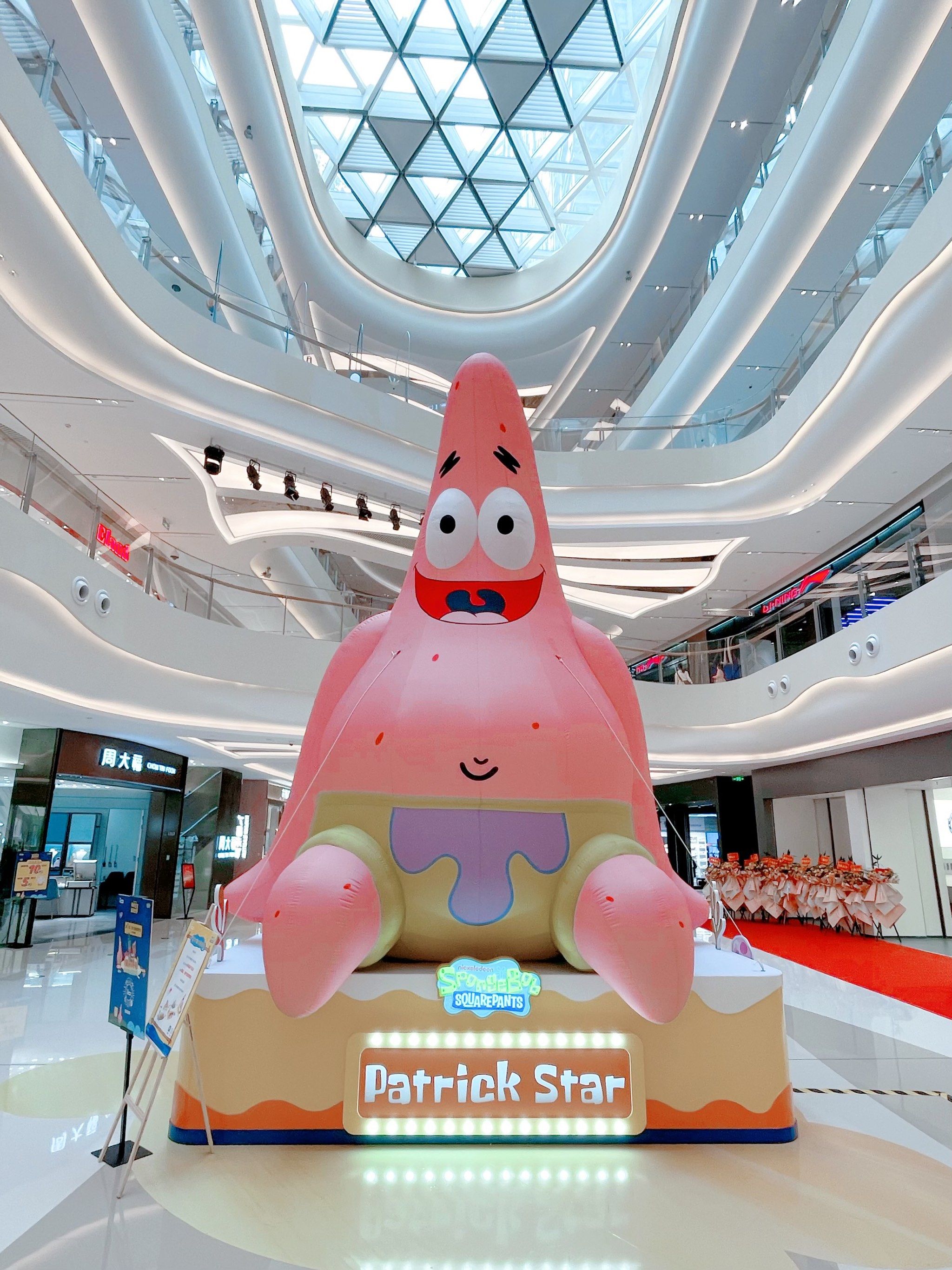 五一家门口遛娃地?巨型派大星和海绵宝宝❣️他们来了