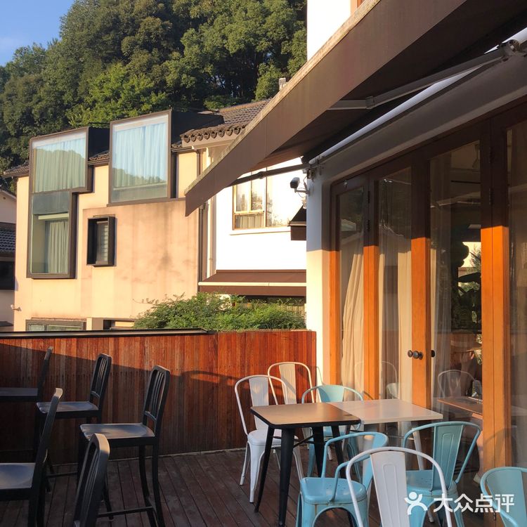 上山的环境还不错，路过南山路