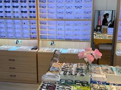 -天空之镜眼镜店蔡司依视路配镜授权零售店(望京颐堤港店)