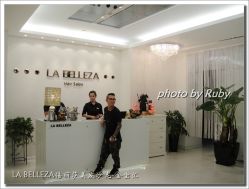 LA BELLEZA倍丽莎美发沙龙17-入口正面对的柜台-柜台前是闻名的另一位总监Peter张鸿-LA BELLEZA倍丽莎美发沙龙