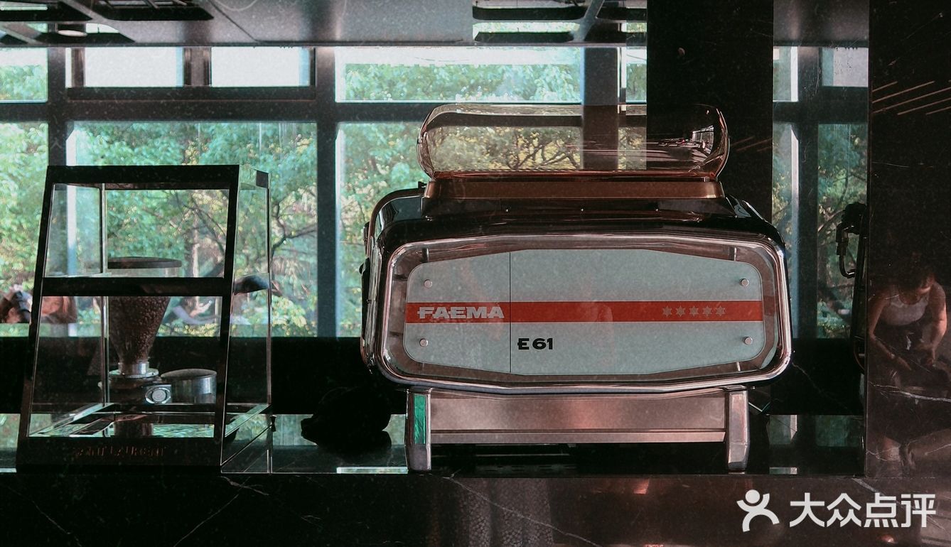 🌈魔都看展｜夏日不能错过的圣罗兰时尚展~还有限时咖啡！