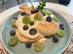 季节水果舒芙蕾松饼-Bai Meow法式西点咖啡