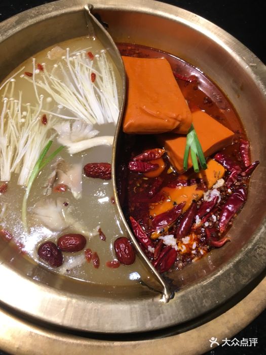 四川香天下火锅(凯迪城明星店)招牌鸳鸯锅图片 - 第1张