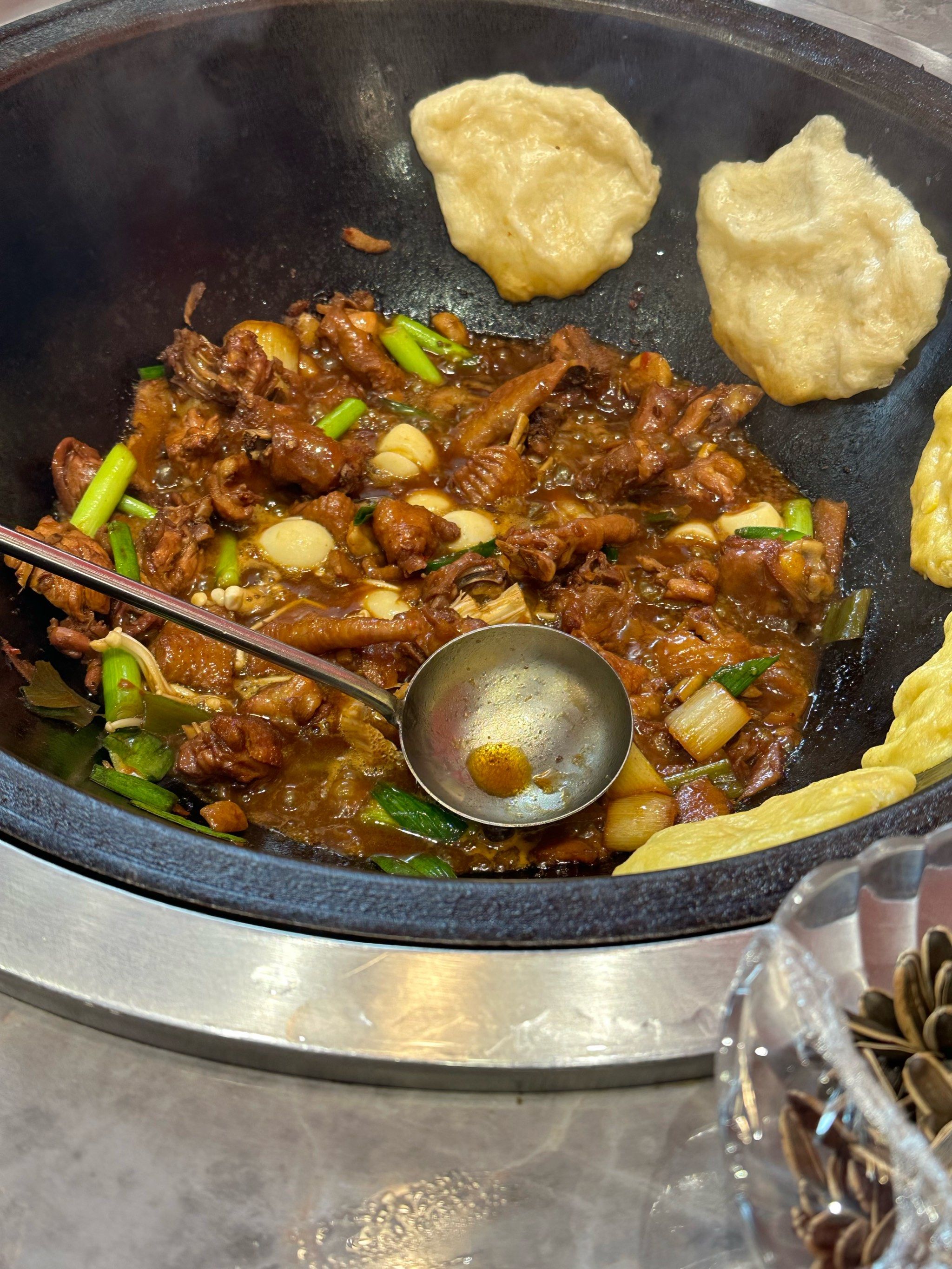 地锅鸡 地锅鸡好吃又入味味道很好,鸡肉很嫩又新鲜美味