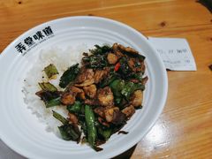 辣椒炒肉盖码饭-弄堂咪道-饭香·面香·馄饨香(兴梅店)