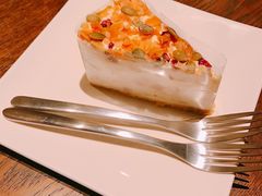 坚果派对风味酸奶慕斯蛋糕-星巴克(深圳北站B5检票口)