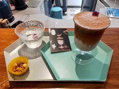 茉莉漂浮拿铁-茶是一枝花泡茶店