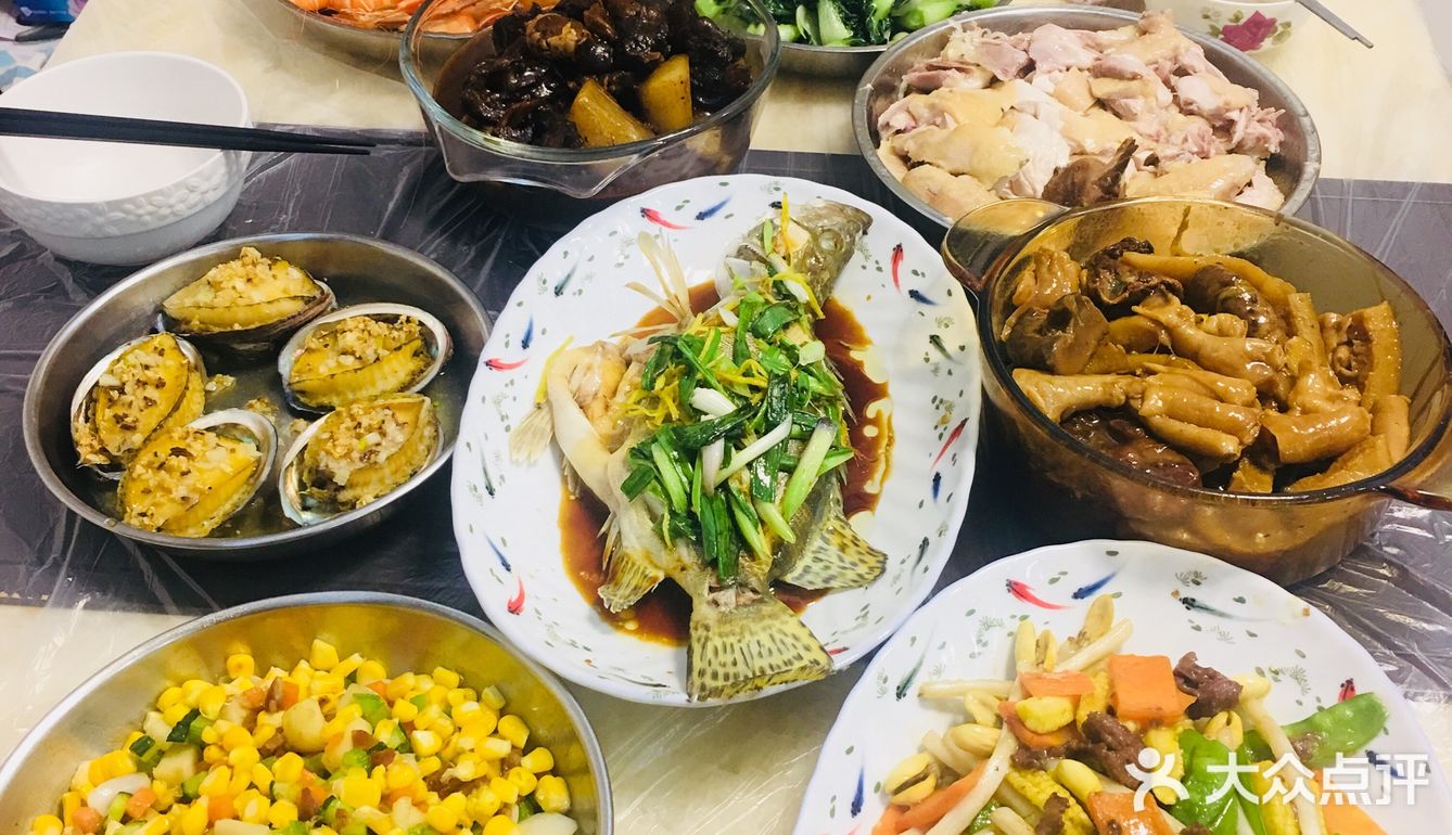 过年了~ 广州人总少不了一整只鸡~ 今晚还有花胶