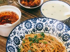 葱油面配鱼汤-鱼汤面