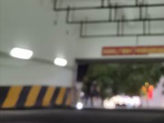 -卜蜂莲花-超市地下停车场