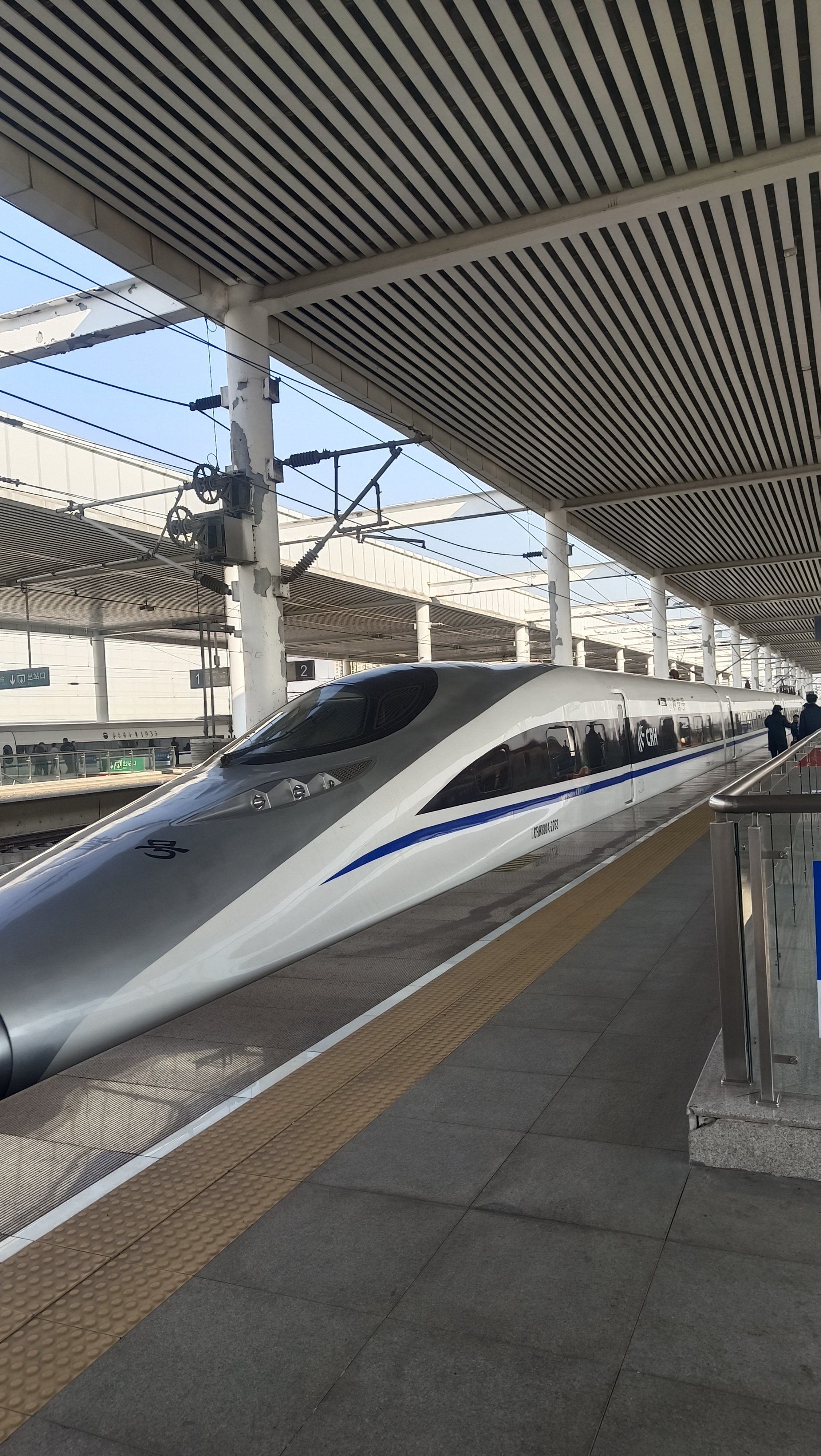 0元玩转这座城保定东站的建筑造型寓意为未来之门象征着透过此门