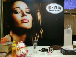 点击看大图 進門桌上有一只可愛滴“阿福”-尚·丹尼Hair