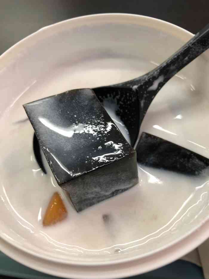 水·台湾奶茶(三里屯店)-"「清凉仙草冻」整体食材很丰富,爆浆白色的