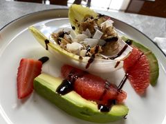 油封鸭肉配玉兰菜和牛油果色拉-YUE·6·西式融合餐厅(外滩六号店)