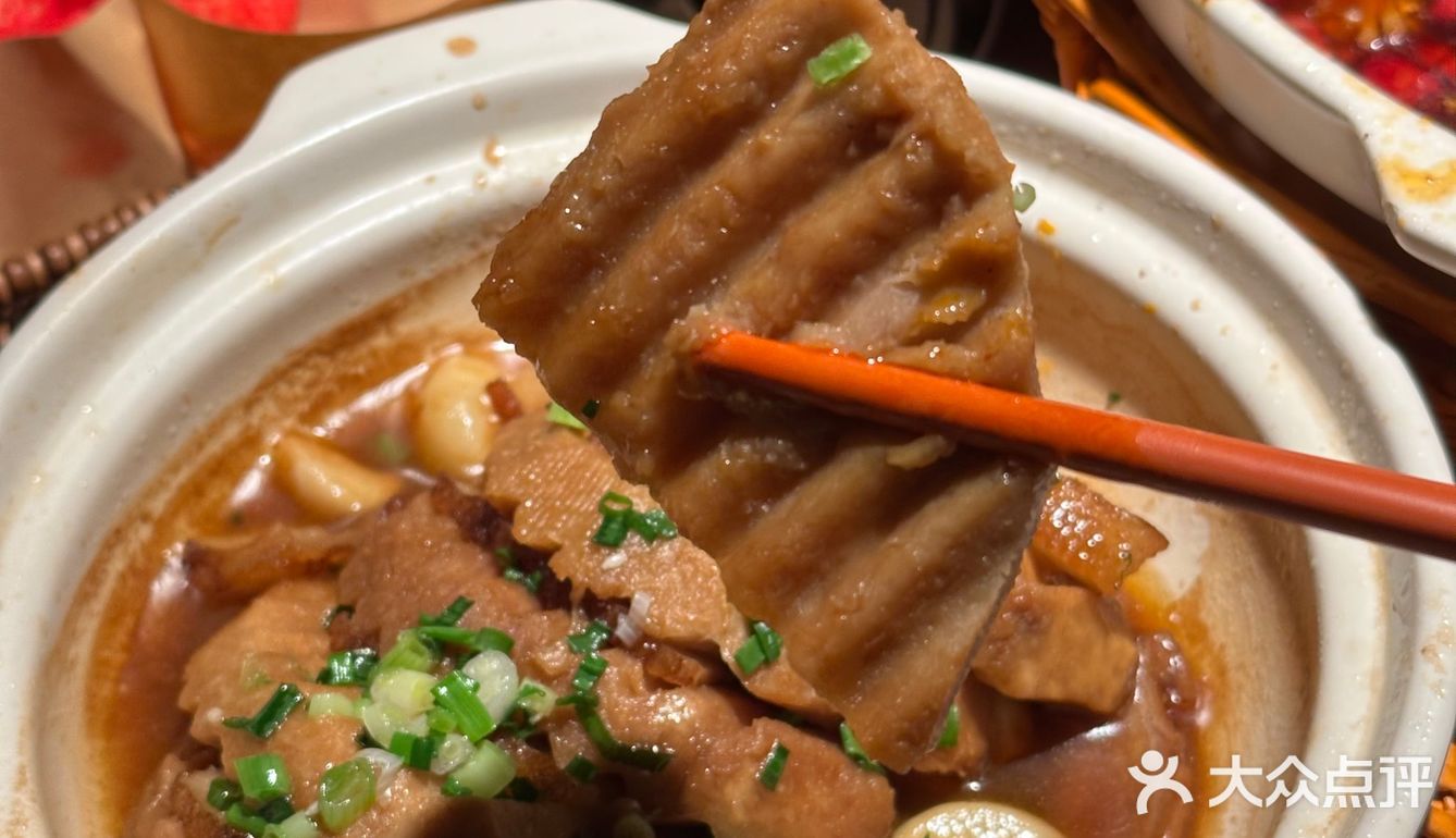 刚开业不久 到饭点就要排队了 人气超旺 高原青豆炖肥肠
