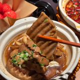 刚开业不久 到饭点就要排队了 人气超旺 高原青豆炖肥肠