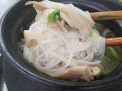 平菇滑肉米线-李记特色罐罐米线(重庆中环大厦店)