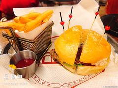 -BOURBON 玻本美式餐厅酒吧(虹桥新天地店)