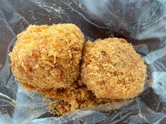 蟹黄酥松小贝-鲍师傅糕点(青年汇店)