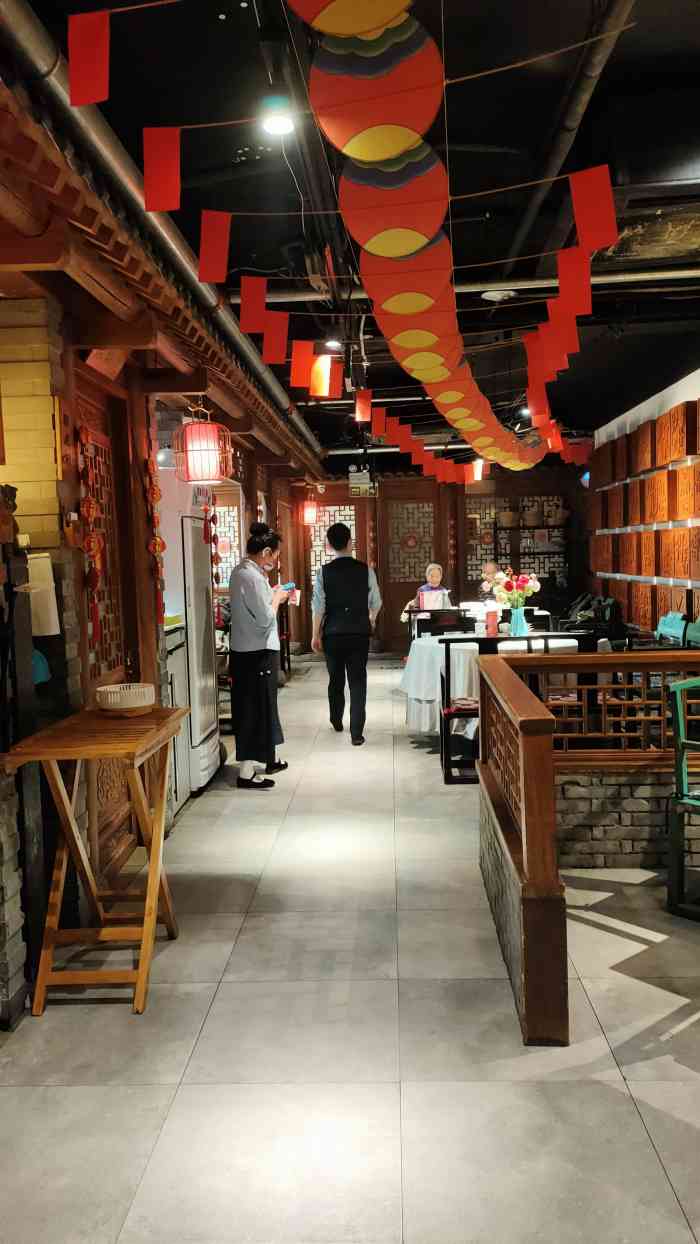 京味斋·北京牡丹烤鸭(洋桥店)-"[薄荷]环境:进门就上楼梯,二楼发现