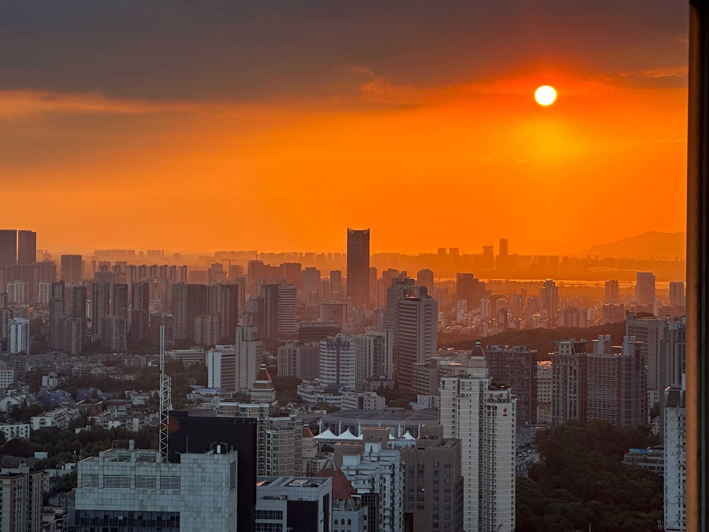 夕阳下的南京,夕阳下的城市风光真的很美
一片橘子海,暖洋洋

