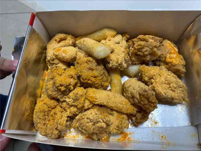 还可以吧免费送的饮料很一般只能说很劣质吧可口可乐还可以这个炸鸡