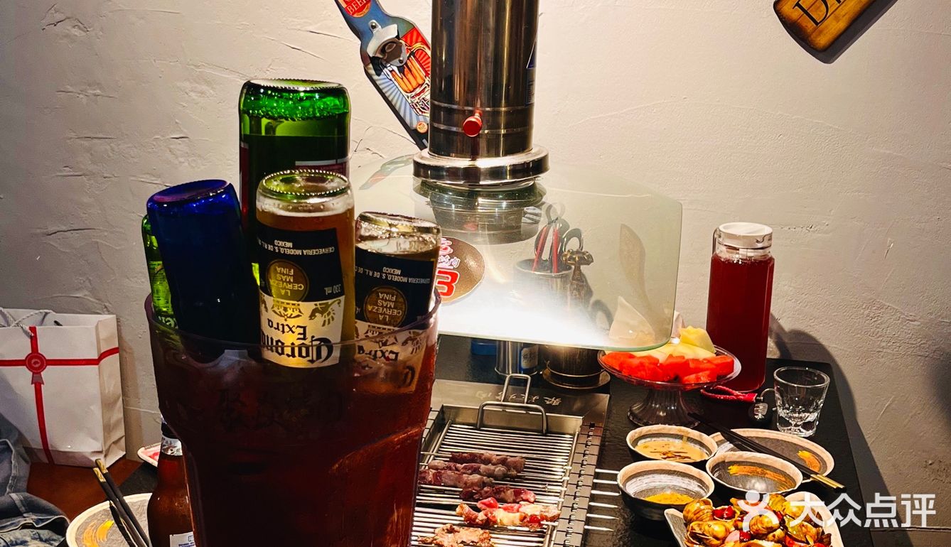 一家集烧烤烤肉啤酒桶一体的店 东北人冲！