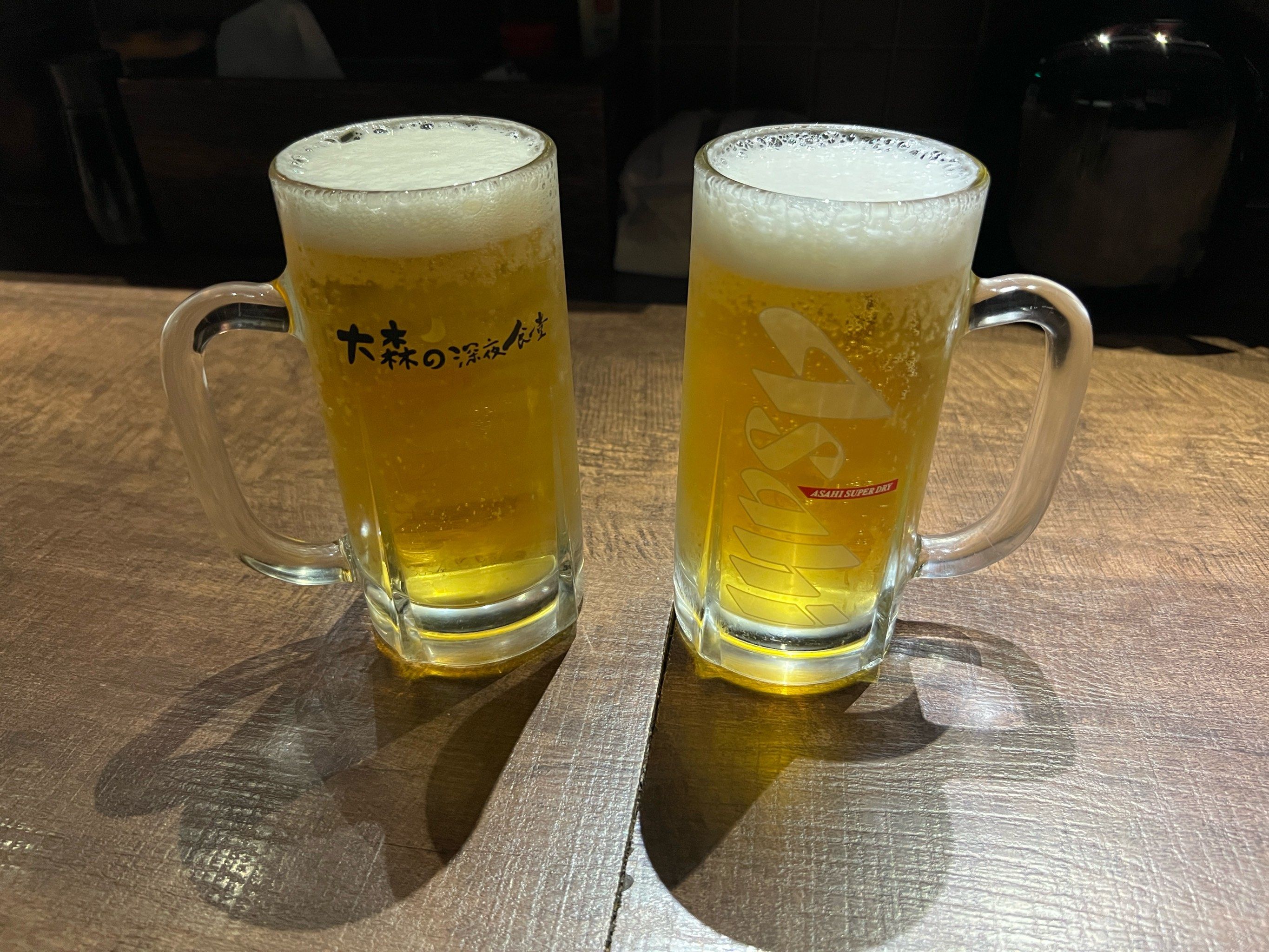 满满的啤酒杯