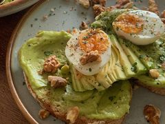 牛油果煮蛋吐司-RAC BAR(安福路店)