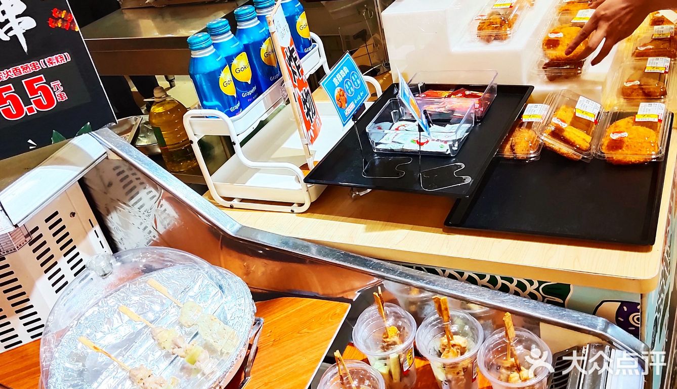 紧紧追随贴标签的店员[加油]