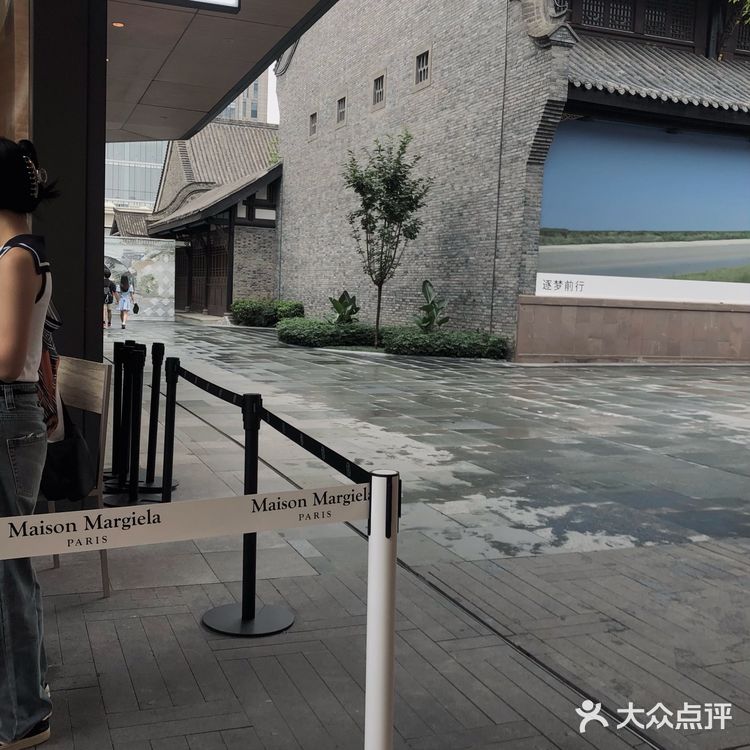 太古里｜奢侈品牌卖咖啡，多少钱一杯？