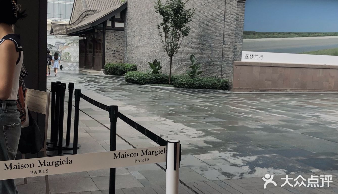 太古里｜奢侈品牌卖咖啡，多少钱一杯？