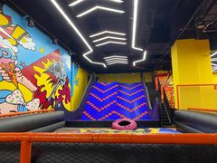 -爱蹦iBOON蹦床运动馆(江汉店)