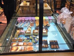 面包甜点陈列柜-东南饼庄(苏圃路店)