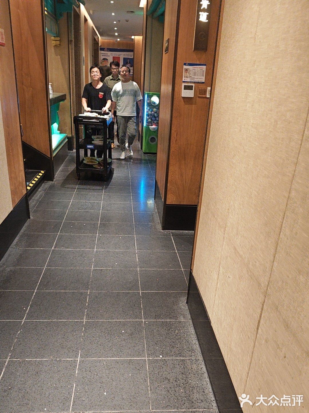 大圆桌下的友情时光
