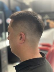 -老男孩男士理容馆·理发·烫染·修面