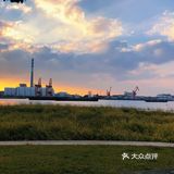 凑近一看原来是有好多人在网鱼，还有垂钓的！